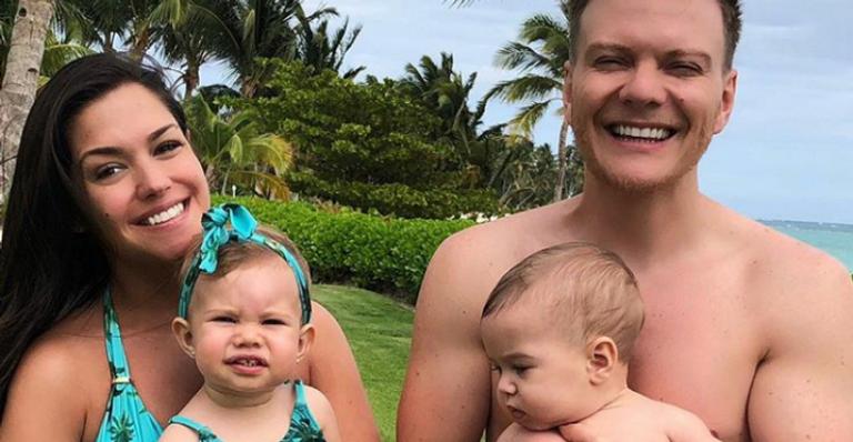 Thais Fersoza e Michel Teló combinam looks com os filhos na praia