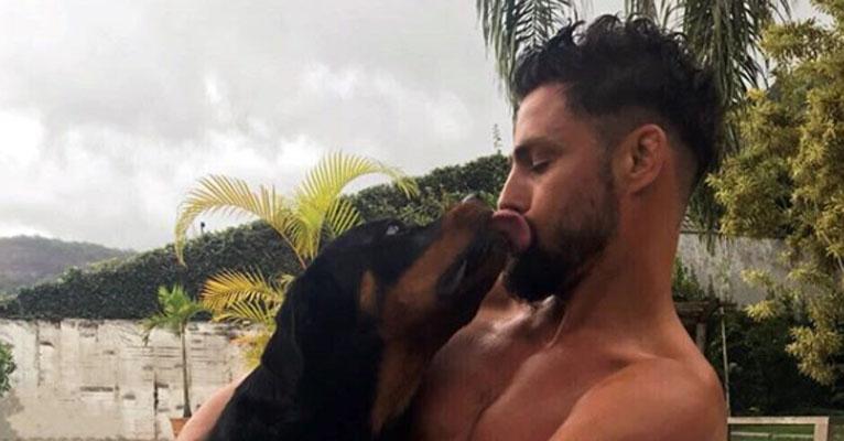 Cauã Reymond exibe novo corte de cabelo em foto fofa com o cachorro