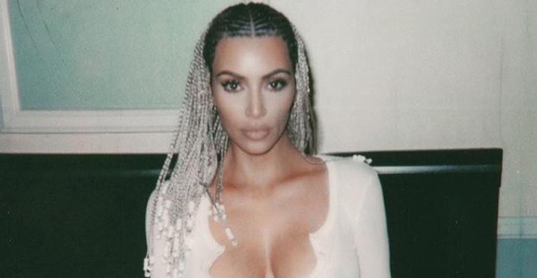 Kim Kardashian quebra a internet com fotos sensuais de topless e fio dental