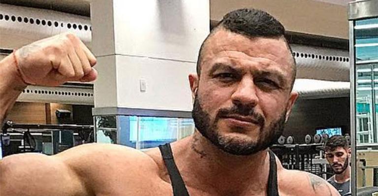 Kleber Bambam reencontra a ex-Gracyanne Barbosa em academia e se declara