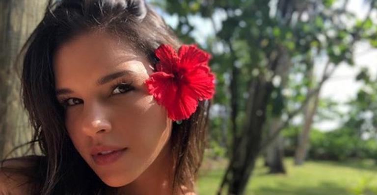 Mariana Rios exibe barriga sequinha durante passeio de bicicleta