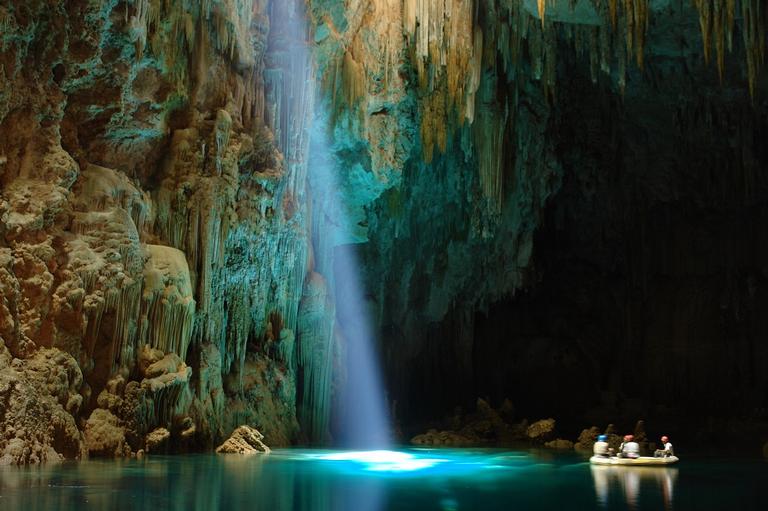 Bonito: cachoeiras e grutas adornam a paisagem