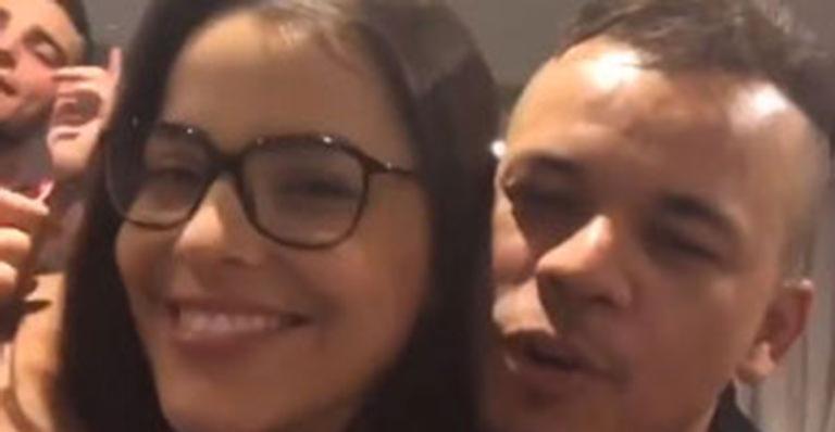 Após declaração de amor, Jota Amâncio publica foto de Emilly Araújo em sua cama