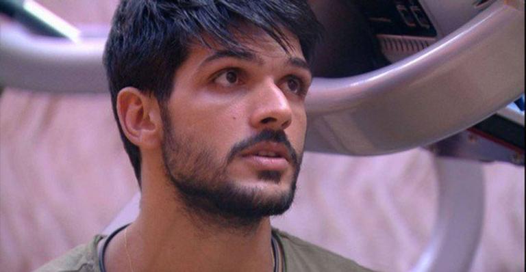 Acabou? Noiva de Lucas do ‘BBB18’ aparece sem aliança em foto na praia