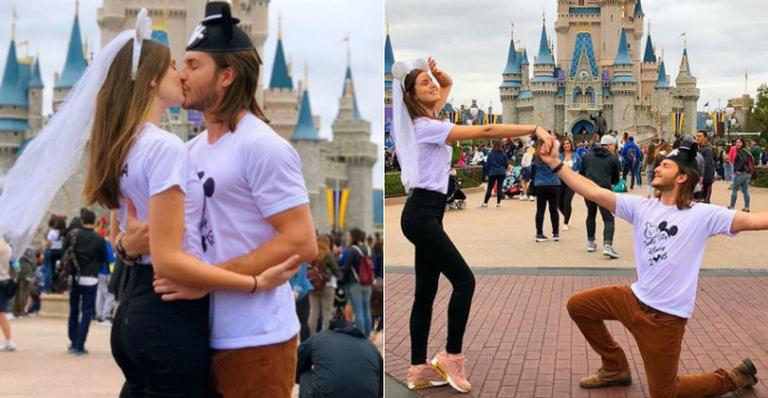 Camila Queiroz e Klebber Toledo posam em clima de romance na Disney