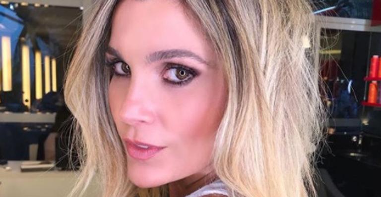 Flávia Alessandra samba só de biquíni fio dental em jardim de mansão