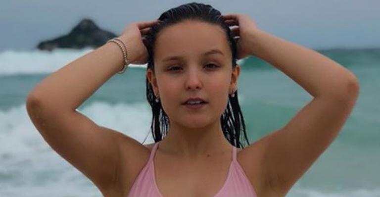 Larissa Manoela posa com maiô estiloso em praia no Rio e se declara ao namorado
