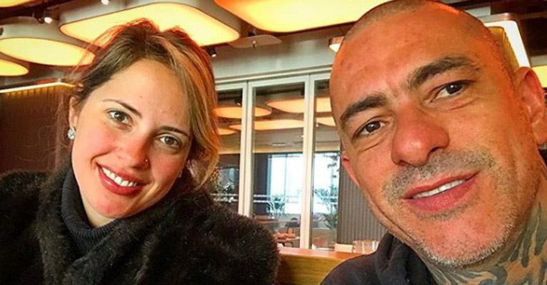 Henrique Fogaça se casa com a engenheira Carine Ludvic