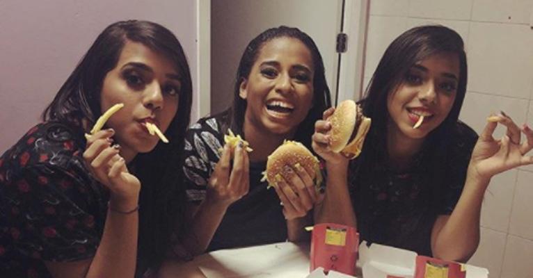 Mc Loma se emociona ao comer lanche do McDonalds pela primeira vez