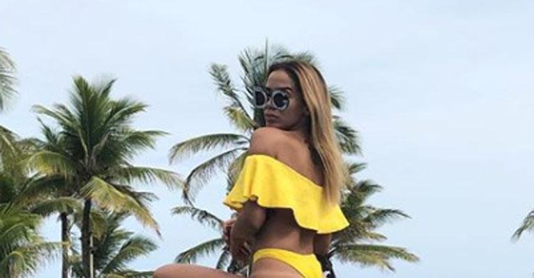 Poderosa! Em dia de piscina, Anitta usa óculos de quase 4 mil reais