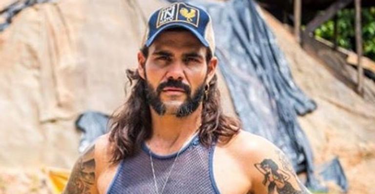 Juliano Cazarré lamenta morte de ator da novela ‘O Outro Lado do Paraíso’