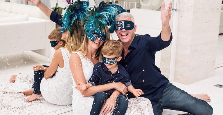 Ana Hickmann mostra a folia em sua casa com o marido e o filho