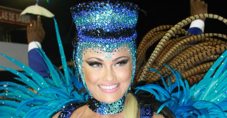 Rainha de bateria, Ellen Rocche exibe boa forma na avenida
