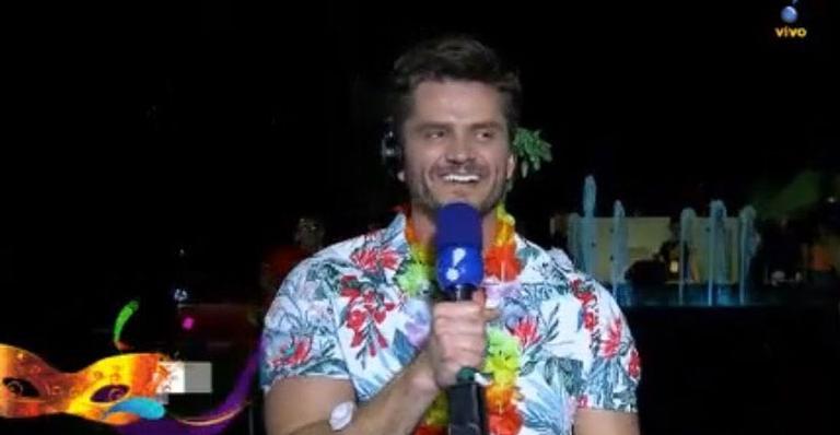 Marcos Harter dá aliança e troca selinhos com Geisy Arruda em programa de TV