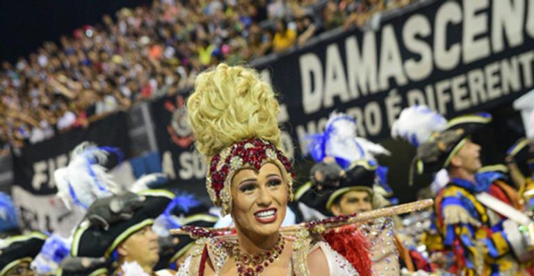 Fãs criticam fantasia de Lívia Andrade no Sambódromo e apresentadora rebate