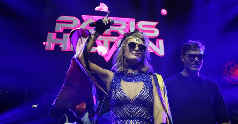 Agora DJ, Paris Hilton toca em camarote em Salvador e anima foliões
