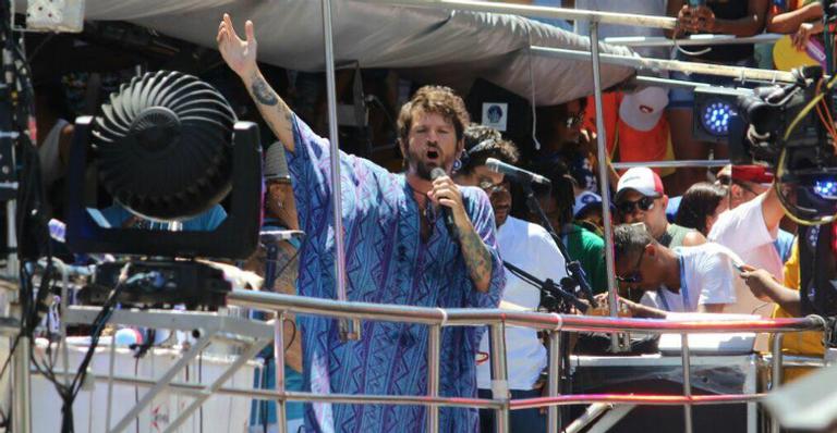 Saulo Fernandes arrasta foliões no bloco ‘Pipoca’