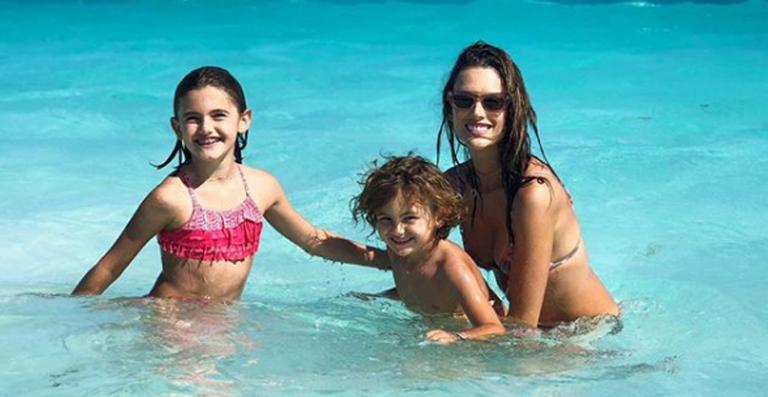 Alessandra Ambrosio se diverte com os filhos nas Bahamas