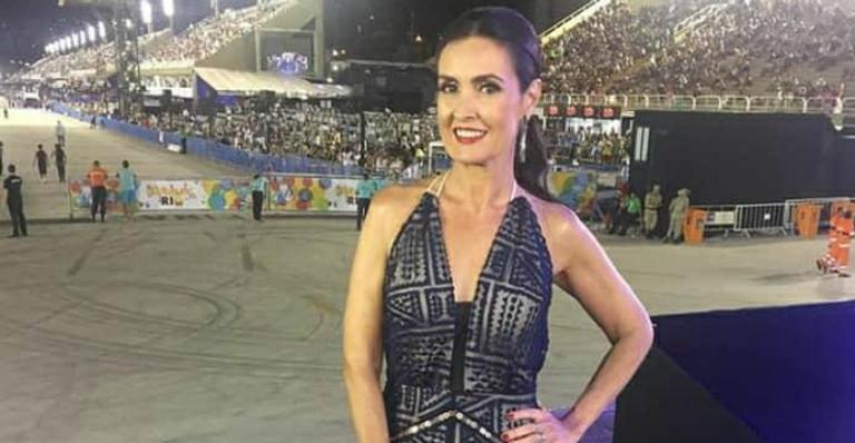 Fátima Bernardes aposta em decote para segundo dia de desfiles no Rio