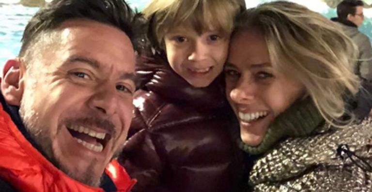 Adriane Galisteu viaja com a família para a Itália