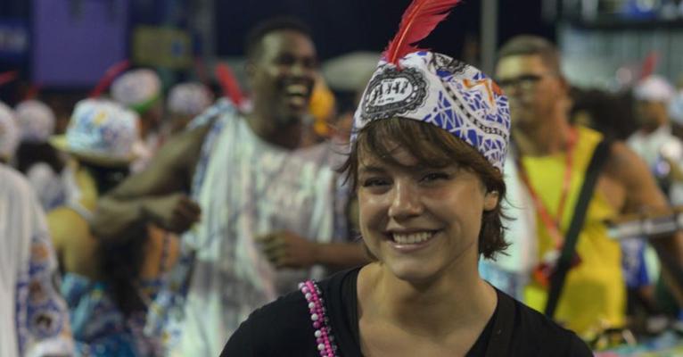 Alice Wegmann sensualiza e dança até o chão em Carnaval de Salvador
