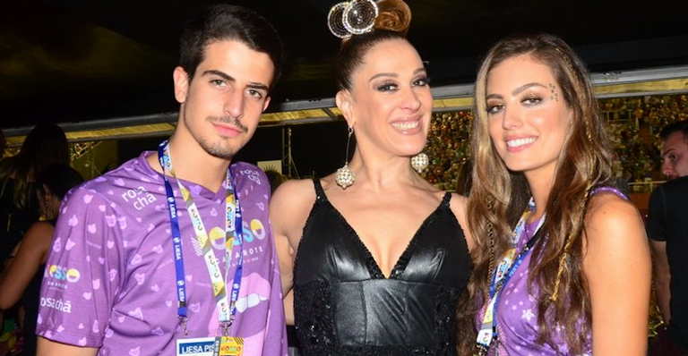 Carnaval em Família: Claudia Raia, Enzo Celulari e Victoria Grandene prestigiam desfiles na Sapucaí