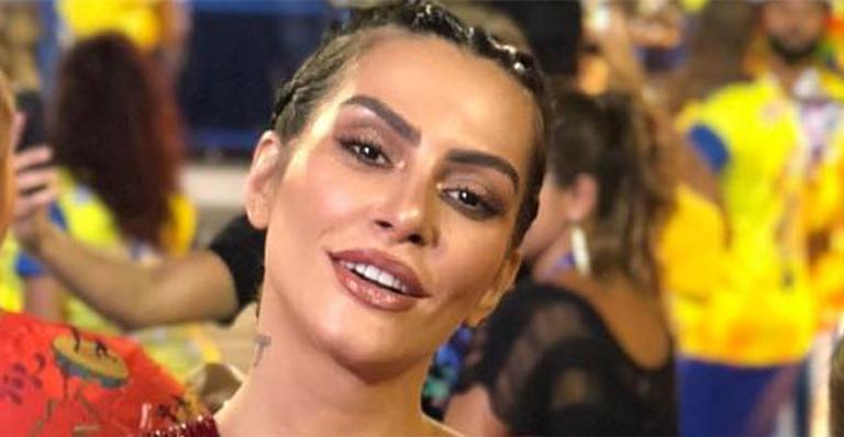 Cleo Pires deixa um seio de fora ao fazer aparição em camarote na Sapucaí