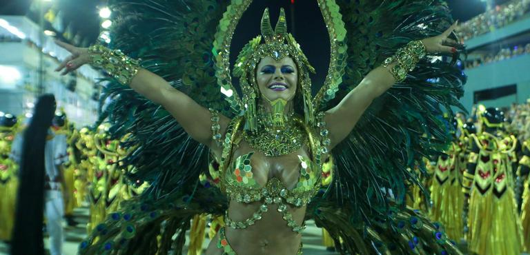 De faraó, Viviane Araújo brilha no Salgueiro