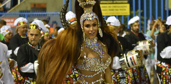 Gracyanne Barbosa mostra corpo sarado em desfile da União da Ilha
