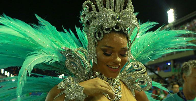 Traída por fantasia, Juliana Alves mostra demais em desfile na Sapucaí