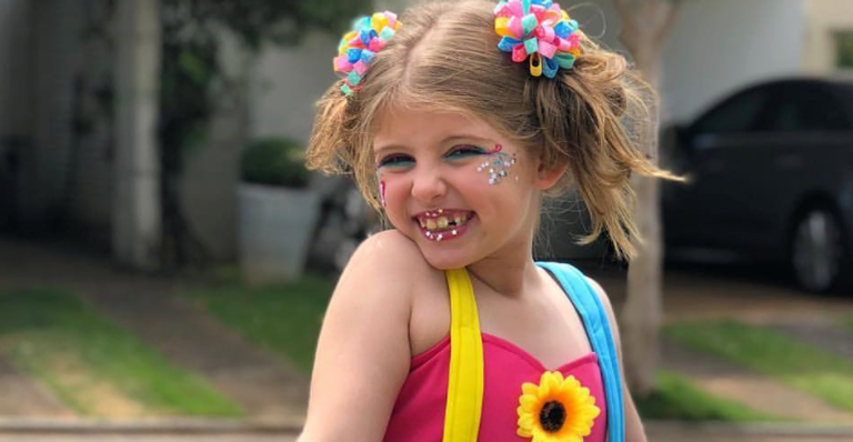 Carnaval mirim: Lorena Queiroz se diverte fantasiada de palhacinha
