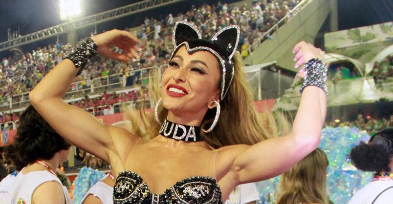 Sabrina Sato causa polêmica ao usar ‘coleira’ com o nome do namorado, Duda Nagle, em passagem pela Sapucaí