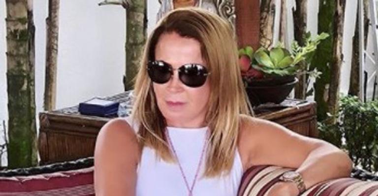 Novo namorado? Zilu Camargo curte carnaval na praia com amigos e filosofa sobre o amor