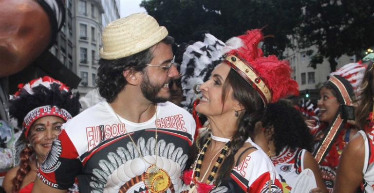 Fátima Bernardes vai a bloco de índia e Túlio brinca: “Quem tira onda é ela”