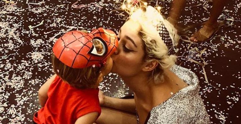 Sophie Charlotte encanta ao mostrar foto da folia com o filho