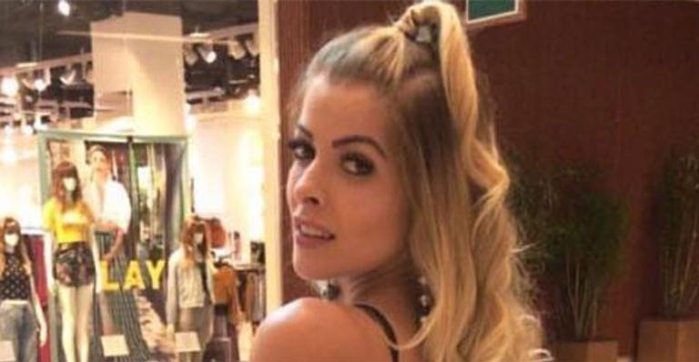 Ex-BBB Jaqueline comenta a própria foto e vira piada; veja