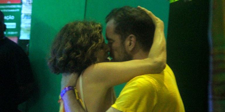 Sempre discreta, Debora Bloch troca beijos quentes na Sapucaí