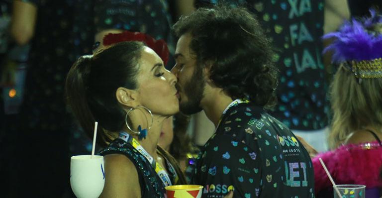 Fátima Bernardes volta à Sapucaí e troca beijos quentes com o namorado em camarote