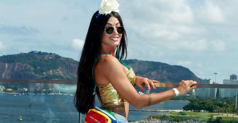 Aline Riscado se diverte em festa badalada no Rio de Janeiro