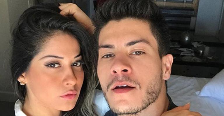 Mayra Cardi posa sexy na cama e filosofa: “Seja livre de alma”
