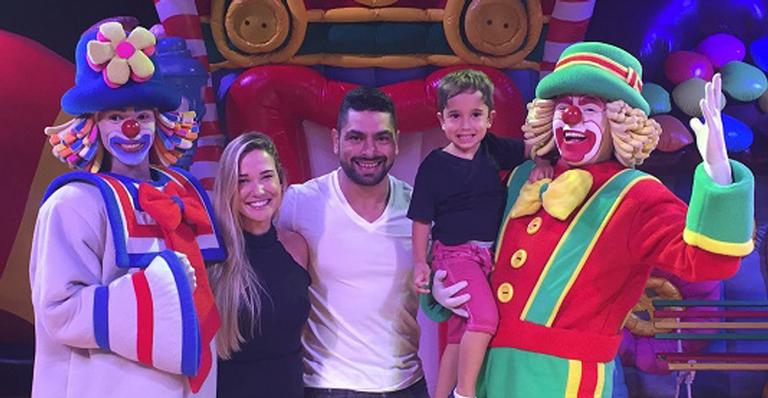 Fofura! Ana de Biase leva herdeiro para curtir circo no Rio