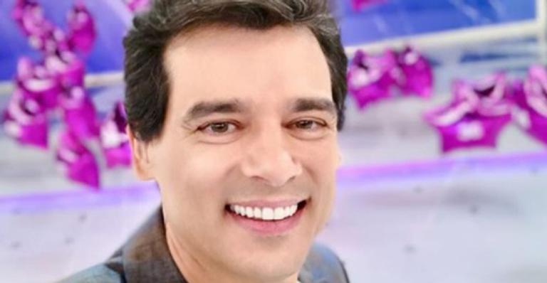 Celso Portiolli mostra estrago feito pelo cachorro na varanda de sua mansão