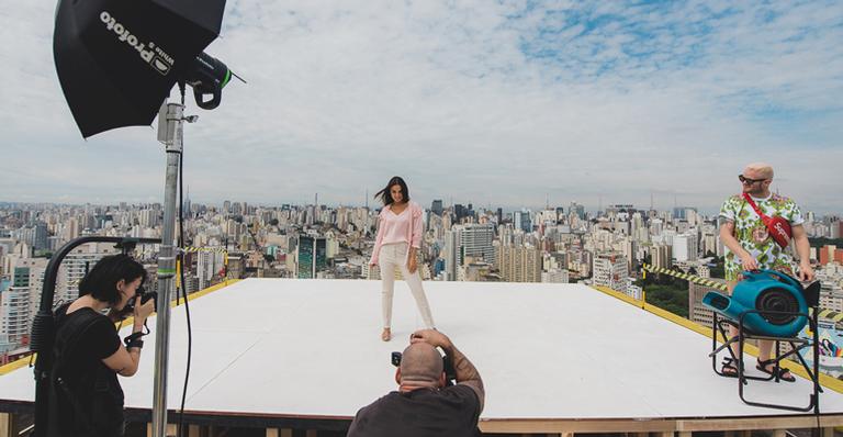 Isis Valverde fotografa campanha para marca de sapatos em heliponto de São Paulo