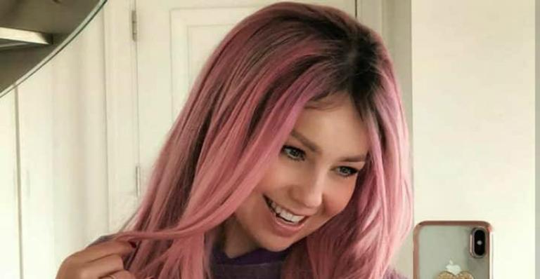 Que tal? Thalia surge com cabelos cor-de-rosa