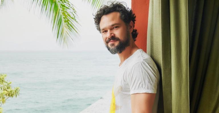 Ator Gabriel Gracindo celebra nascimento de filho: “Leon é especial”