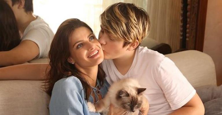Isabeli Fontana faz clique raro com o filho mais velho e choca fãs: “Tem filho desse tamanho?”