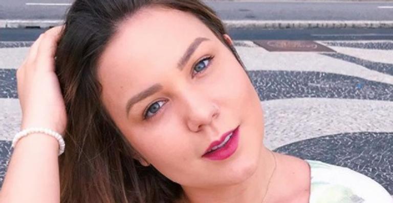 Cacau posta foto só de maiô sem retoques e desabafa: “Cansada de tanta vaidade”