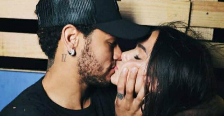 No Brasil para cirurgia, Neymar ganha carinho de Bruna Marquezine