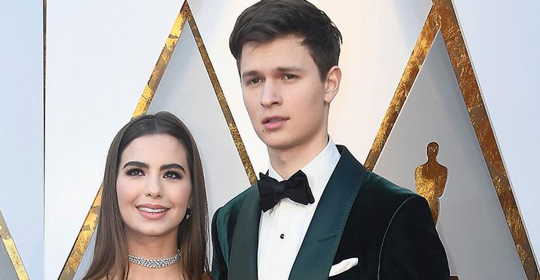 Namorada de ator exagera na transparência e deixa seios à mostra no ‘Oscar 2018’