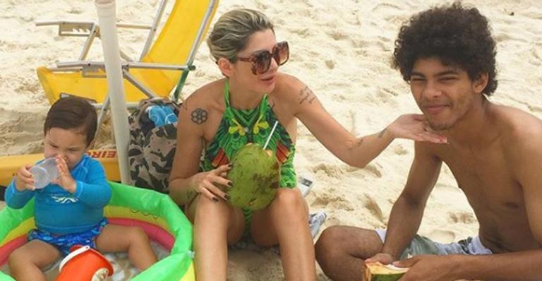 Antonia Fontenelle se diverte na praia com os filhos: “Meu melhor papel”